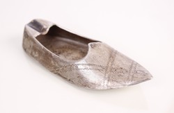 Cizellált, ezüst cipő (topán) hamutartó