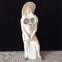 Kalapos hölgy sexi öltözékben porcelán szobor