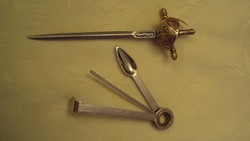 Toledói kardot utánzó, kis levélbontó + pipatömő-szúrkáló készlet (együtt)
