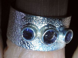 925 ezüst gyűrű, 18,2/57,1 mm iolitokkal, állítható
