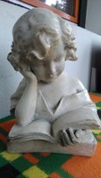 olvasó lány szobor