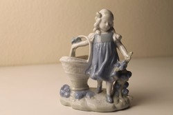 Szecessziós kislány kosárral porcelán szobor