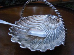 Pazar kagyló formájú vastagon ezüstözött füles kínáló tálka, különleges formájú egyedi szedőkanállal