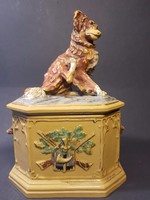 Ritka, antik festett vadászjelenetes plasztikus kutya díszítéses fajansz fedesles dohánytartó doboz