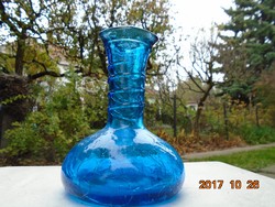 Türkiz kék repesztett művészi üveg váza-háromszögletes szájjal-rátétes spirál mintával-21 cm