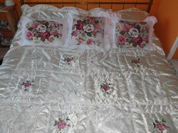 Gyönyörű hímzett, steppelt patchwork ágytakaró.