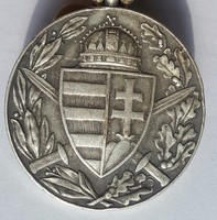 Kisfaludy S.Zs.:Magyar Háborús Emlékérem kardokkal és sisakkal, 1929, ezüstözött bronz érem, 37mm