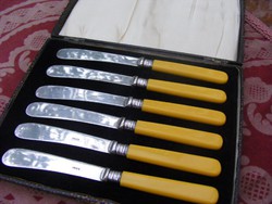 Csinos vastagon ezüstözött 6 személyes vajazó kés készlet eredeti dobozában, jelzett, szinte újszerű
