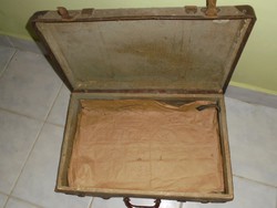 Régi fa-szövet bőrönd fellelt állapotában