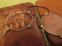 Múlt századi szemüveg mutatós bőr tokban