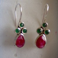 Smaragd és rubin kövekkel díszített Antik fülbevaló