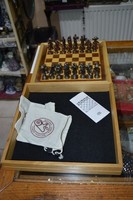 Fém sakk készlet fa táblán