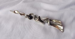 Igényes, szép, iparművész által készített ezüst bross onix kővel