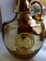 Borostyán repesztett üveg palack,kézzel készült füllel és dombor rátétes betűvel