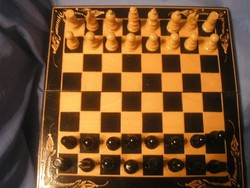 N7 hatalmas 45x45 cm díszes  faragott sakk ritkaság 2 funkciós korongjátékkal