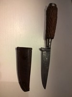 Régi vadász kés tőr bőr élvédővel rozsdamentes acél pengével fa nyéllel alpakka véggel díszítve  