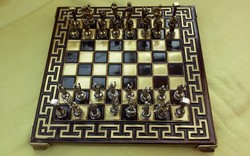 Mitológiai alakokat formázó sakk készlet