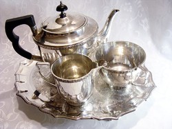 Szépséges vastagon ezüstözött teás vagy kávés készlet, gyönyörű saskarmos négylábú cizellált tálcán