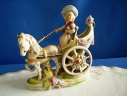 Régi német Lippelsdorf barokk lovas porcelán hintó, kislány virággal