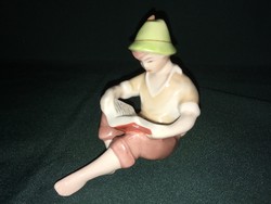 Ritka festésű Drasche olvasó fiú porcelán figura