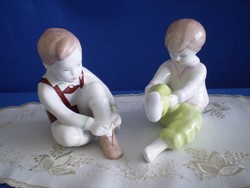 Aquincumi porcelán öltözködő gyerekek, cipőt kötő fiú és nadrágot húzó lány 2.