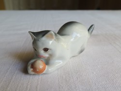 Porcelán figura, nipp - Cica, Macska labdával