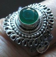 925 ezüst gyűrű 19,3/60,6 HU, zöld kalcedonnal