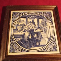 1888 Jelenetes kerámia falikép fa keretben 19x19 cm 
