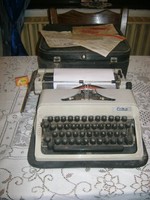 Retro ERIKA írógép bőröndjében, papírjaival