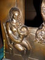 R. Kiss Lenke  anya gyermekével bronz szobor relief