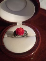 Ezüst gyűrű markazitokkal, korall rózsával 