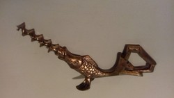 Retro bronz aranyhalat ábrázoló sörbontó és dugóhúzó