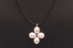Tenyésztett fehér gyöngy medál, 10-11 mm-s ovális gyöngyökből, viaszolt bőrszálon