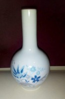 Egy szálas porcelán váza, finom kék mintával, 13 cm magas