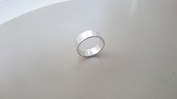 Ezüst, egyszerű, sima, letisztult formavilágú jelzett 925 ös karikagyűrű 