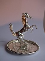 Gyűrűtartó ló tálcán ezüstözött-ajándékba is