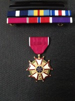 USA kitüntetés Legion of Merit - Becsületrend, eredeti, 6 db eredeti szalagsávval