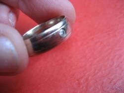 Súlyos fehérarany karikagyűrű egy gyémánt kővel