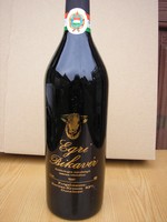Egri Bikavér 1990-es különleges minőségű száraz vörösbor .