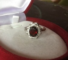 Arisztokratikus ezüst gyűrű, mélybordó gránát köves 1,7 cm