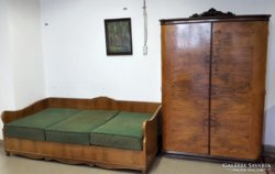 Intarziás akasztós szekrény kanapéval eladó 