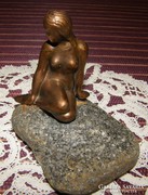 Bronz ülő női akt, sellő, homokkő talapzaton