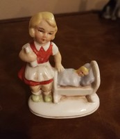 Hibátlan, gyönyörű Foreign porcelán figura. Lány Kis babával. 8cm