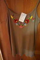 Kalocsai népművész színes hímzéssel  32-es méretben női trikó igénnyesnek eladó./ Hungarikum!/