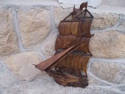 Antik,kézzel faragott vitorláshajó, egy fából faragva