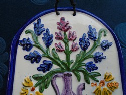 Népi dombor,kézzel festett mázas kerámia félkör falikép-"Kancsó virágokkal"-13,5X11,8 CM
