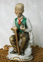 Pipázó férfi biszkvit porcelán szobor, figura