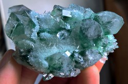 137 gr zöld tibeti kvarc kristály csoport (beavatkozottt)