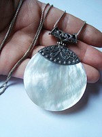 Gyönyörű balinéz gyöngyházas ezüst medál és hozzá hosszú ezüst lánc 22,4 gr