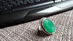 Smaragd kővel rakott ezüstgyűrű